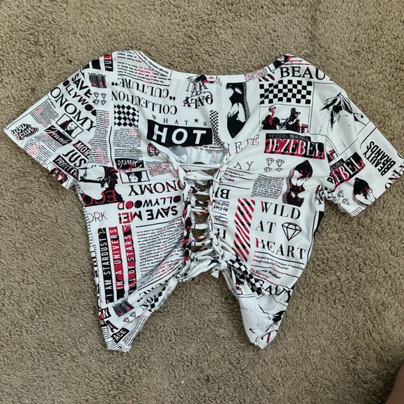 Fashion Graphic Cut Out Crop Top Size M - Picture 8 of 10